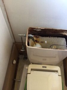 トイレ水漏れ　ボールタップ交換　ハンドル部分交換　タンク　便器　水漏れ　