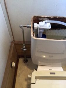 トイレ水漏れ　ボールタップ交換　ハンドル部分交換　タンク　便器　水漏れ　